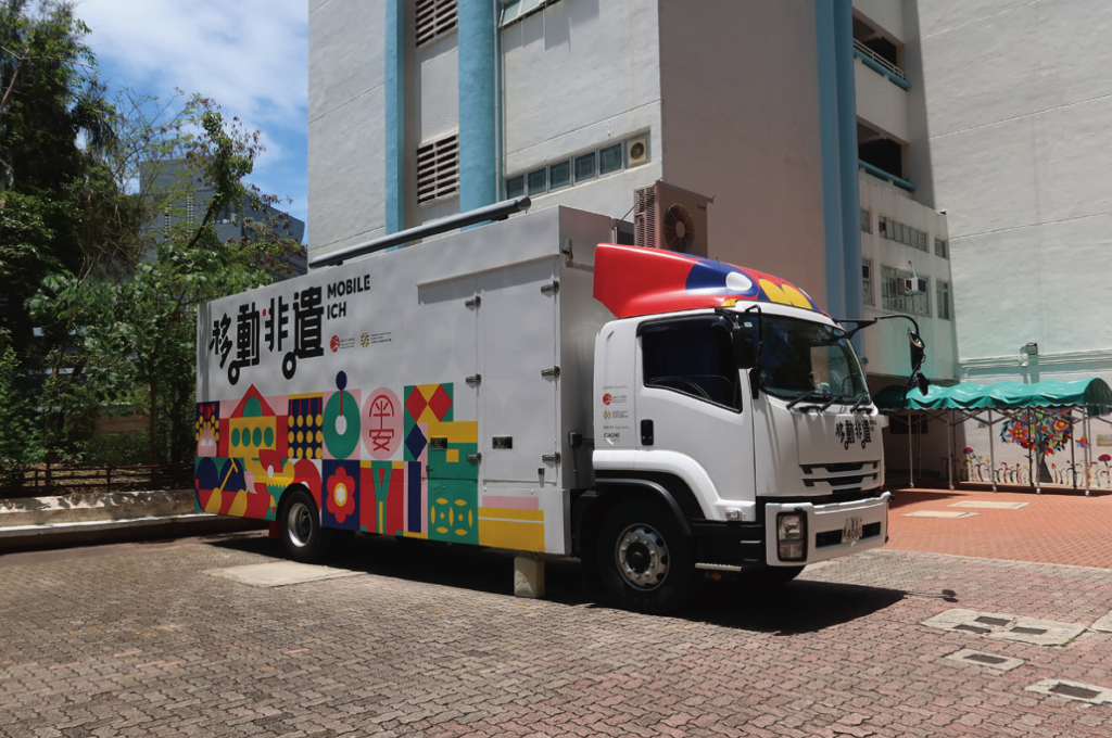 由非物质文化遗产办事处推出的非遗专车“移动·非遗”自2022年5月以来,到访过多间学校、社区,透过精心设计的活动,让大家认识香港非遗的丰富内涵 图片