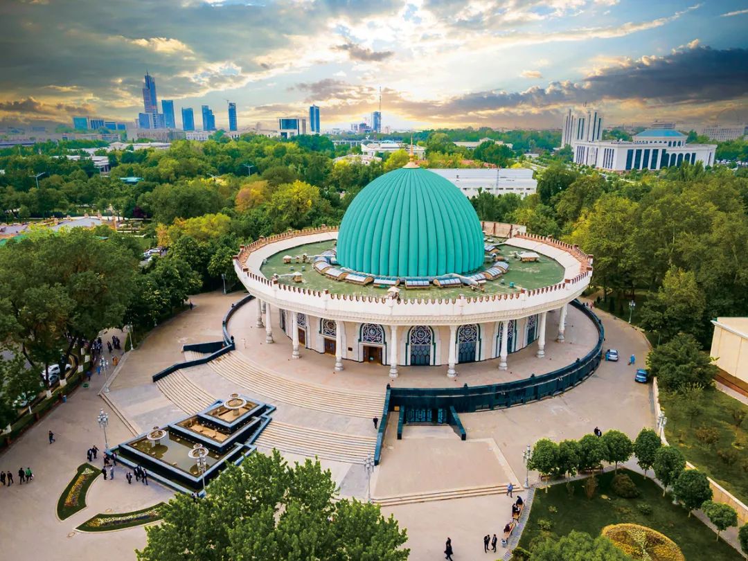 1帖木儿博物馆-题图aerial-view-of-amir-timur-museum-in-tashkent-uzbekistan-2YF9P89.jpg
