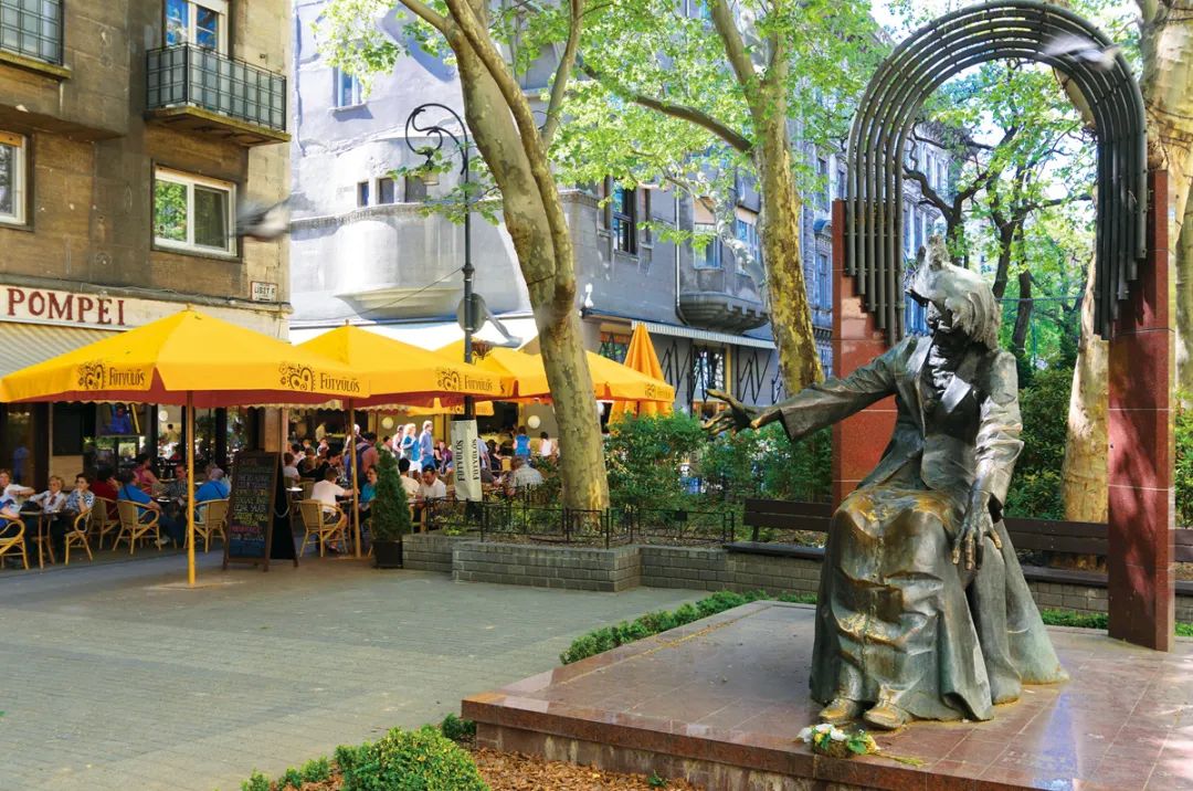 0-franz-liszt-statue-and-open-air-cafes-at-liszt-square-pest-budapest-ABHTX2.jpg