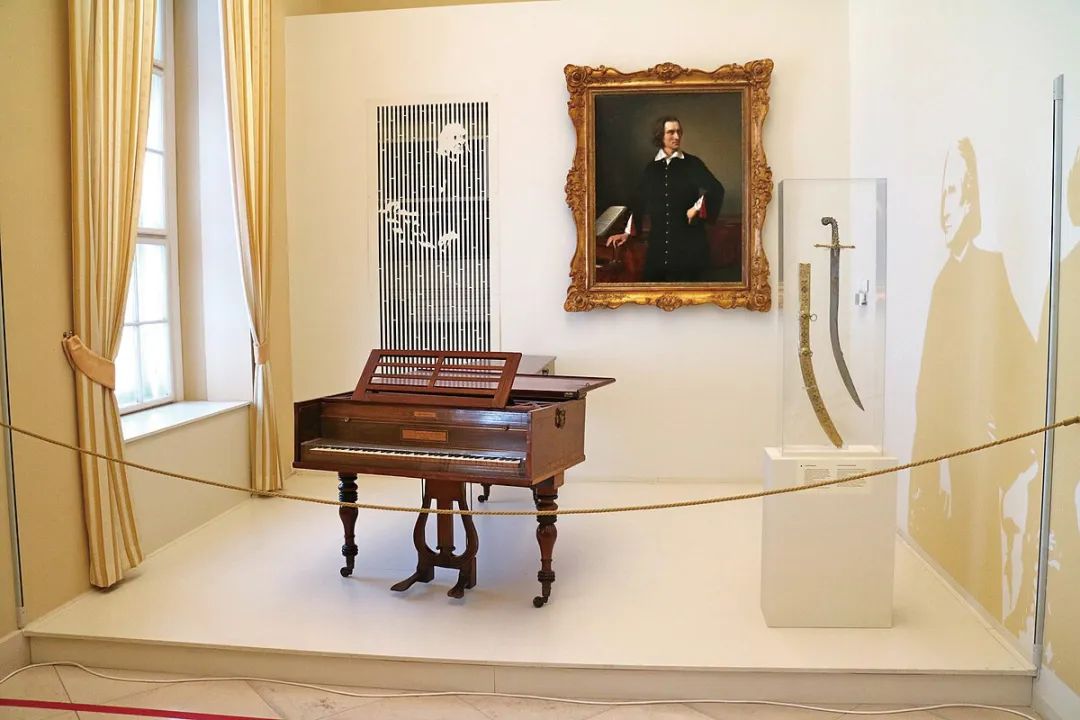 3-二选一Beethoven's_and_Liszt's_piano_(27460852935).jpg
