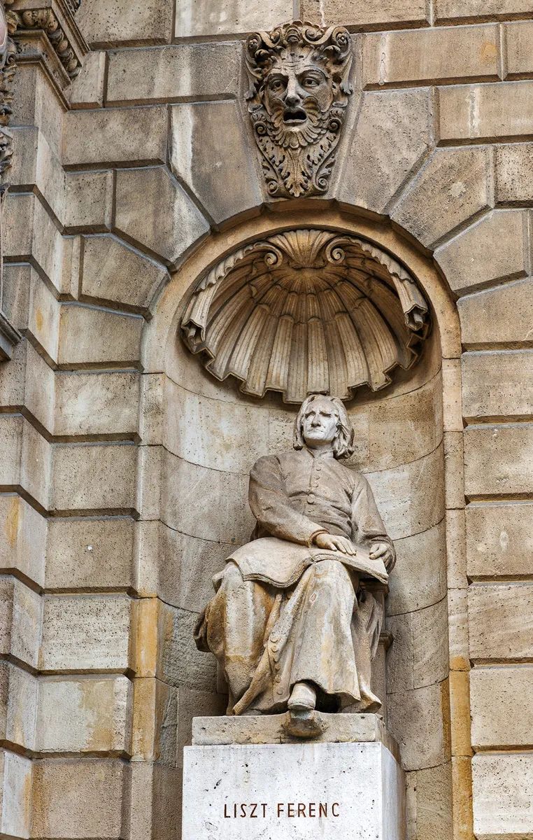 12-ferenc-liszt-statue-hungarian-opera-house-budapest-hungary-70141370.jpg