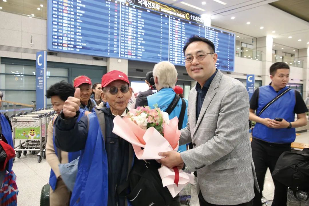 高丽人15-Tsoy Nikolay, a Koryoin visitor, receives a warm welcome from Eastar Jet’s Commercial Division Head Lee Kyung-min and employees during his first visit to Korea in 92 years. (Credit=Eastar Jet).jpg