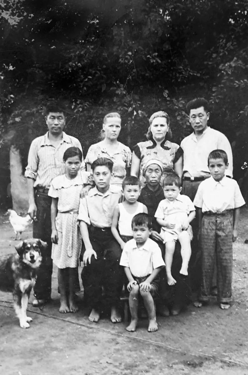 高丽人3-Great Grand-mom Ekaterina, her brothers with their Russian wives and children.jpg