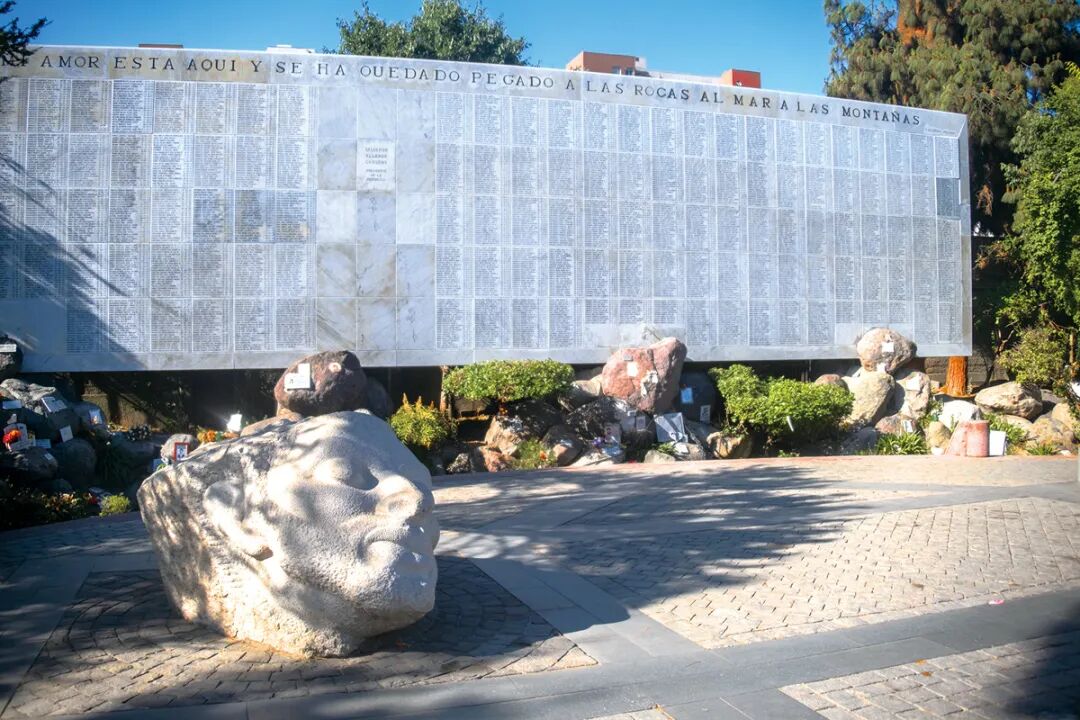 10公墓出口纪念墙和雕塑1DSCF1137 copy.jpg