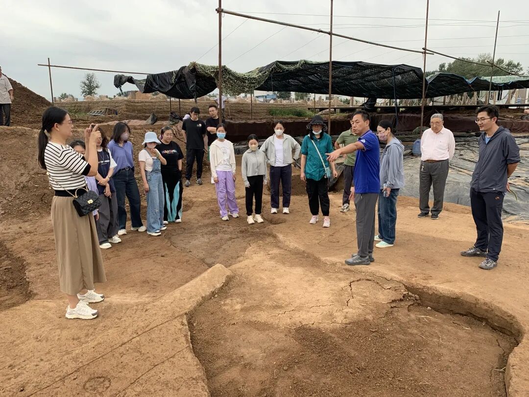 11 二里头遗址17号建筑基址发掘区考察.jpg