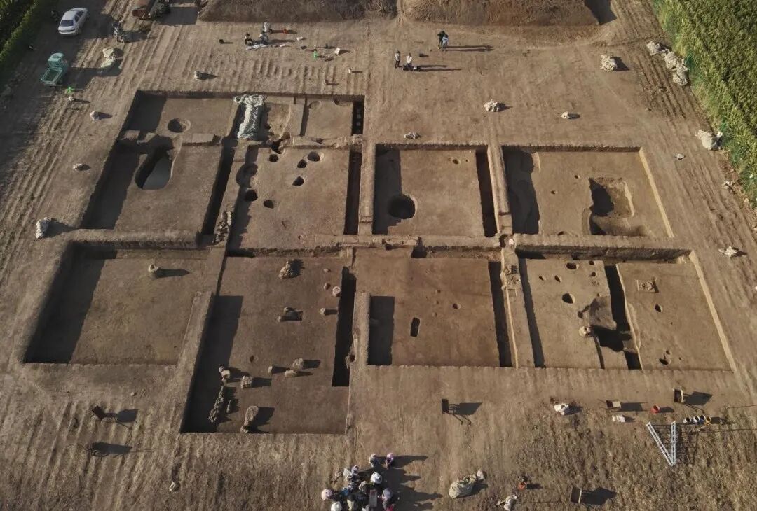 图一  城内发掘区全景照（上北）.jpg