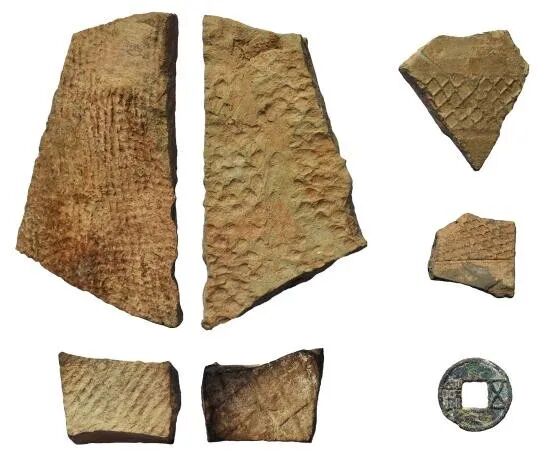 图五 附属遗址与路表采集陶瓦片、五铢钱.jpg