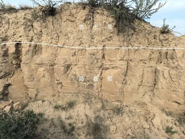 图三  夯筑路基.jpg