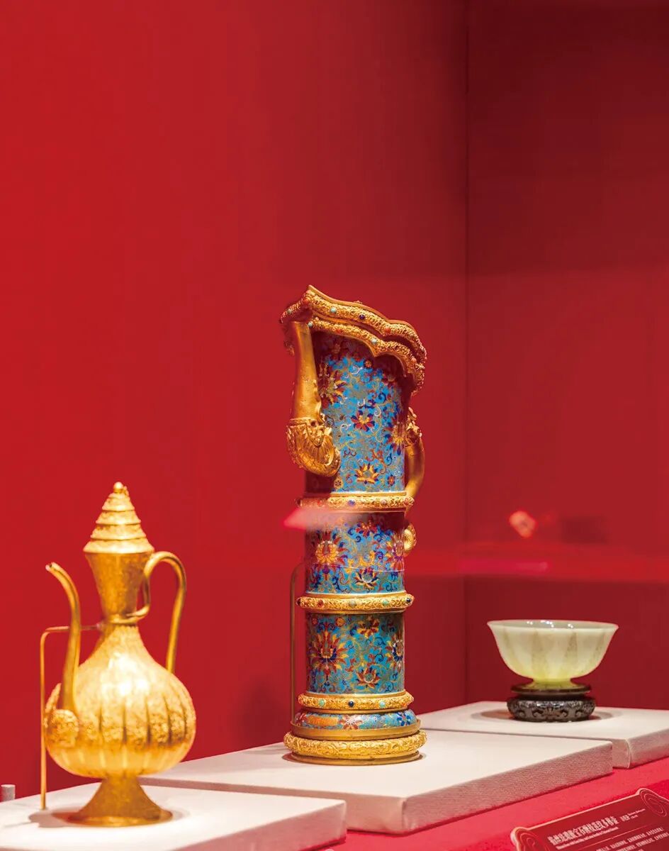 12华章共谱|清 金錾云龙纹执壶(左)清乾隆 掐丝珐琅嵌宝石缠枝莲纹多穆壶(中)17-18世纪 痕都斯坦青玉葵花式碗(右) 拷贝.jpg