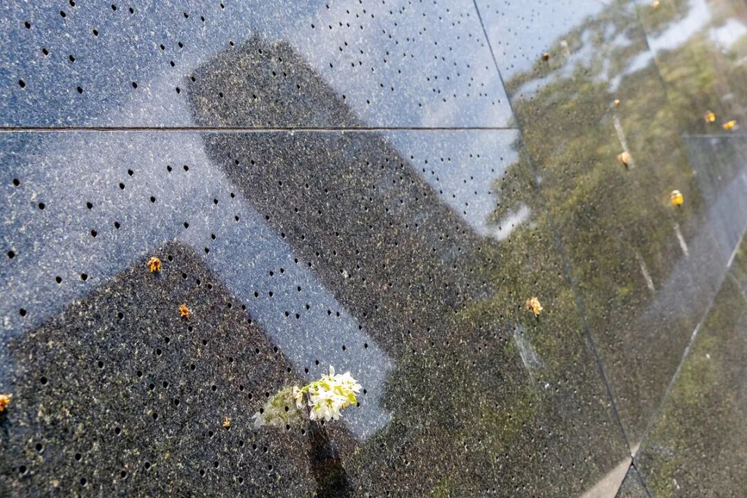 亲历8 拐点纪念公园-黑色石墙.jpg