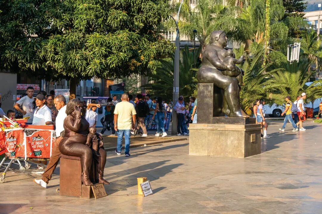 亲历12 雕塑广场上模仿雕塑的卖艺人.jpg