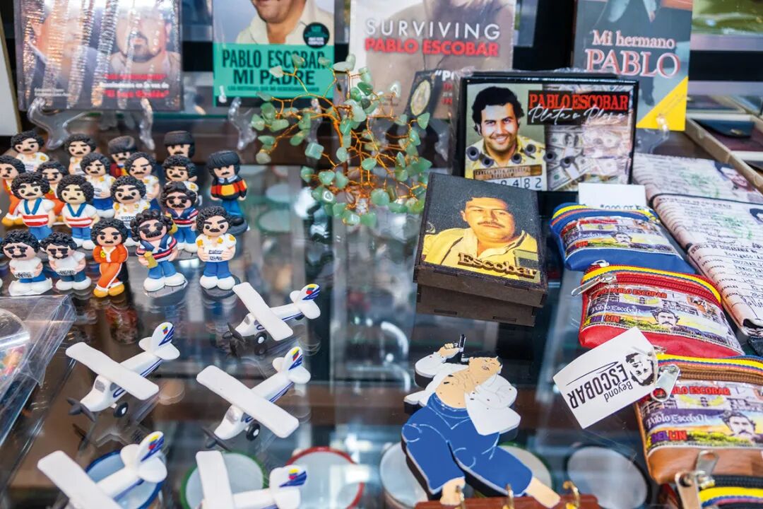 亲历11 画有巴勃罗照片的纪念品.jpg