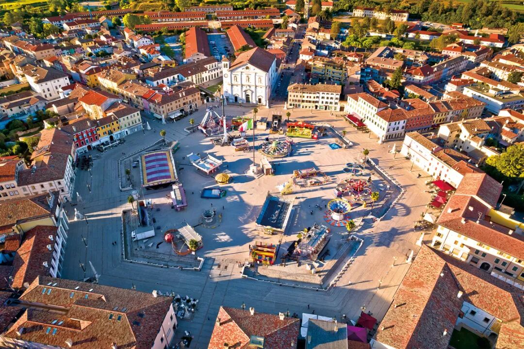 7帕尔马诺瓦六角形广场town-palmanova-central-hexagonal-square-fun-park-aerial-view-friuli-venezia-giulia-region-italy-263439486.jpg